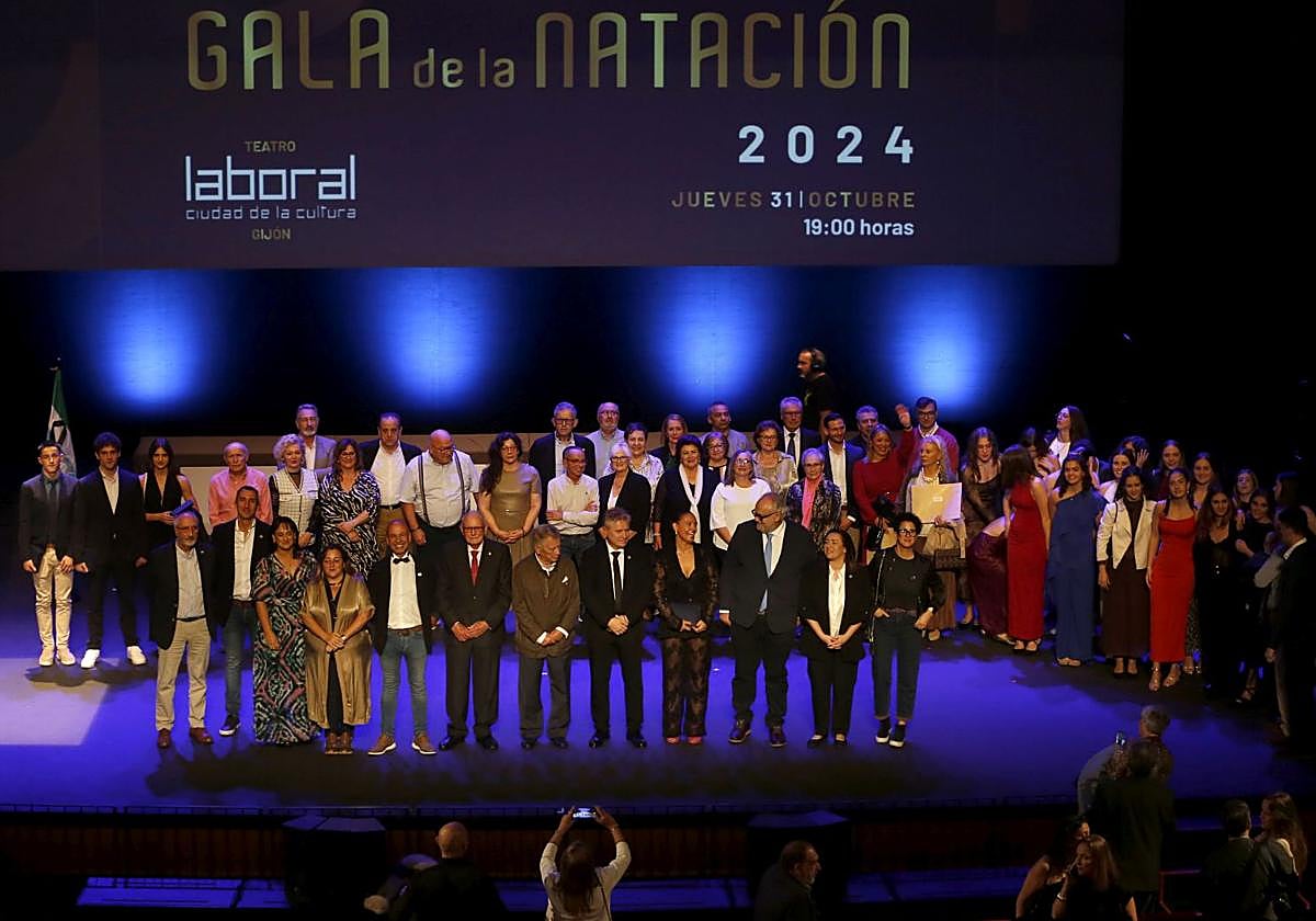 Los premiados en la gala del Santa Olaya posaron en la tradicional foto de familia al término del acto.