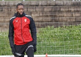 Yann Kembo, en un entrenador del Sporting Atlético.