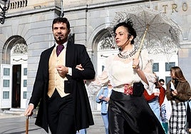 Ramón de Campoamor y Ana Ozores salen del Teatro.