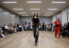 Una de las modelos desfila bajo la atenta mirada de la directora de Pasarela Campoamor.