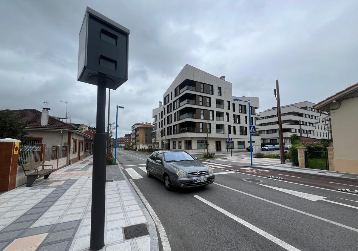 Uno de los radares de la avenida de Viella, en Lugones.