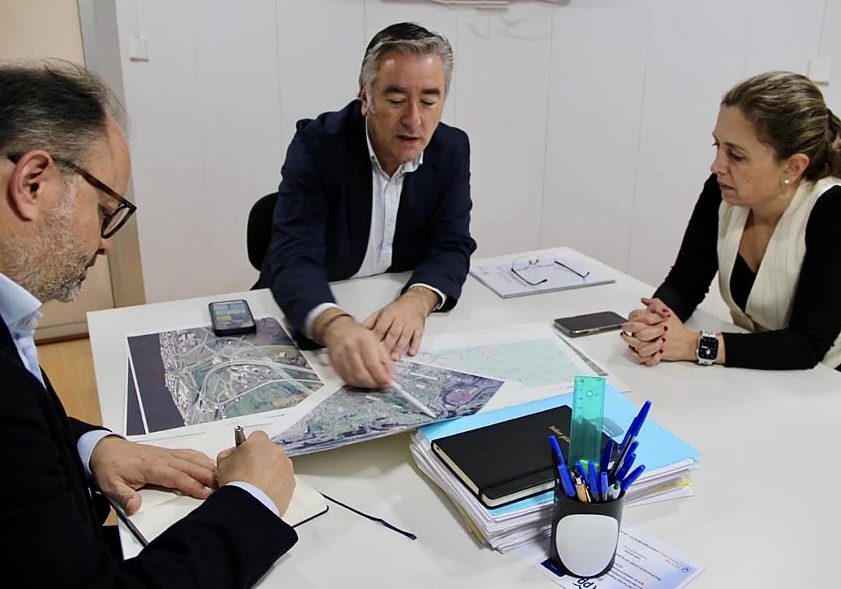 El presidente del PP gijonés, Pablo González, explica el proyecto a María Calvo.