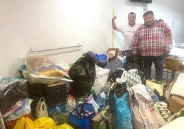 Miguel Kiko y Rodrigo Fortuny, con parte de los alimentos y ropa recogida.