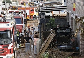 Destrozos en una zona residencial de la localidad de Alfafar, en Valencia, este sábado