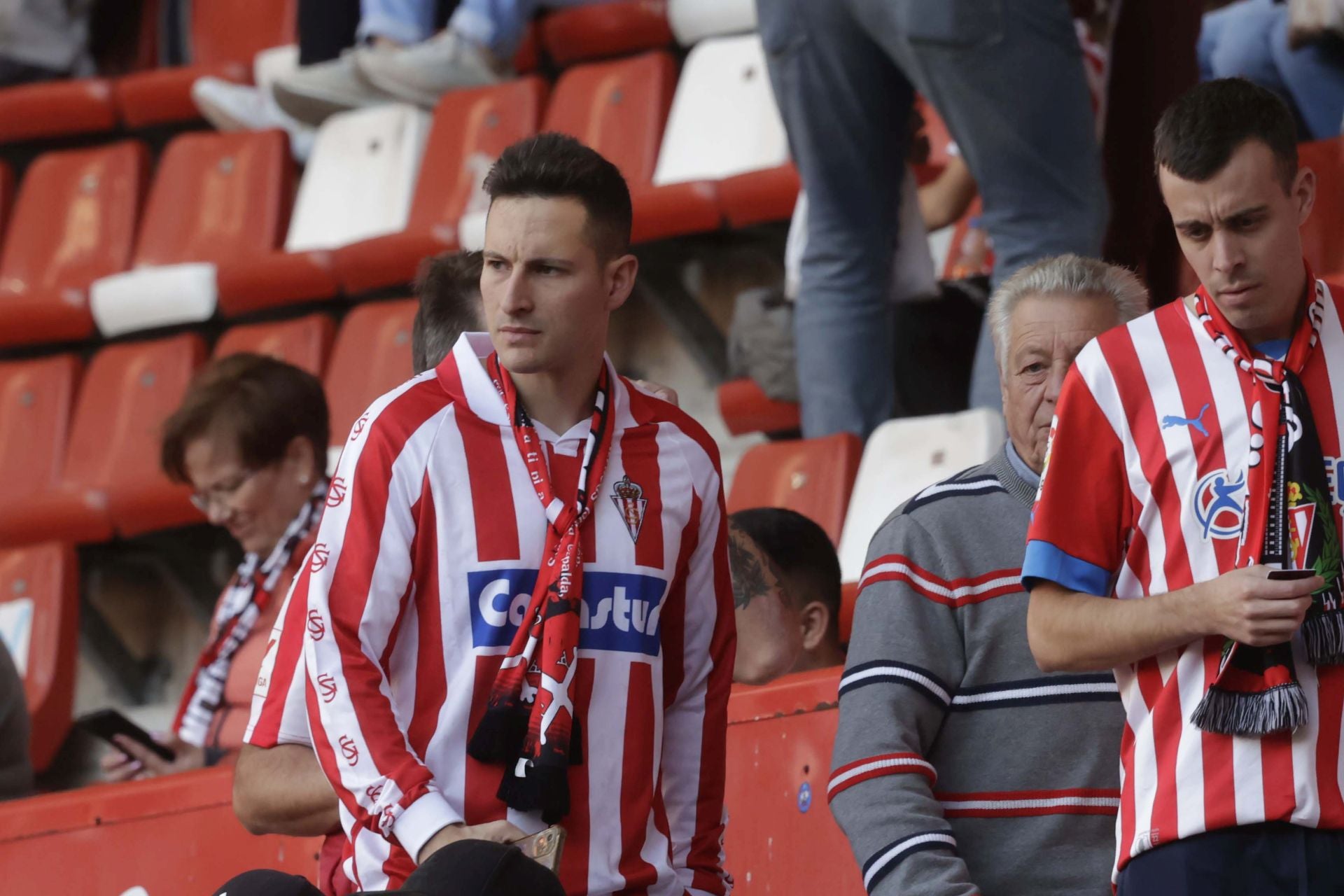 Fotos: ¿Estuviste en el Sporting - Cádiz en El Molinón? ¡Búscate!