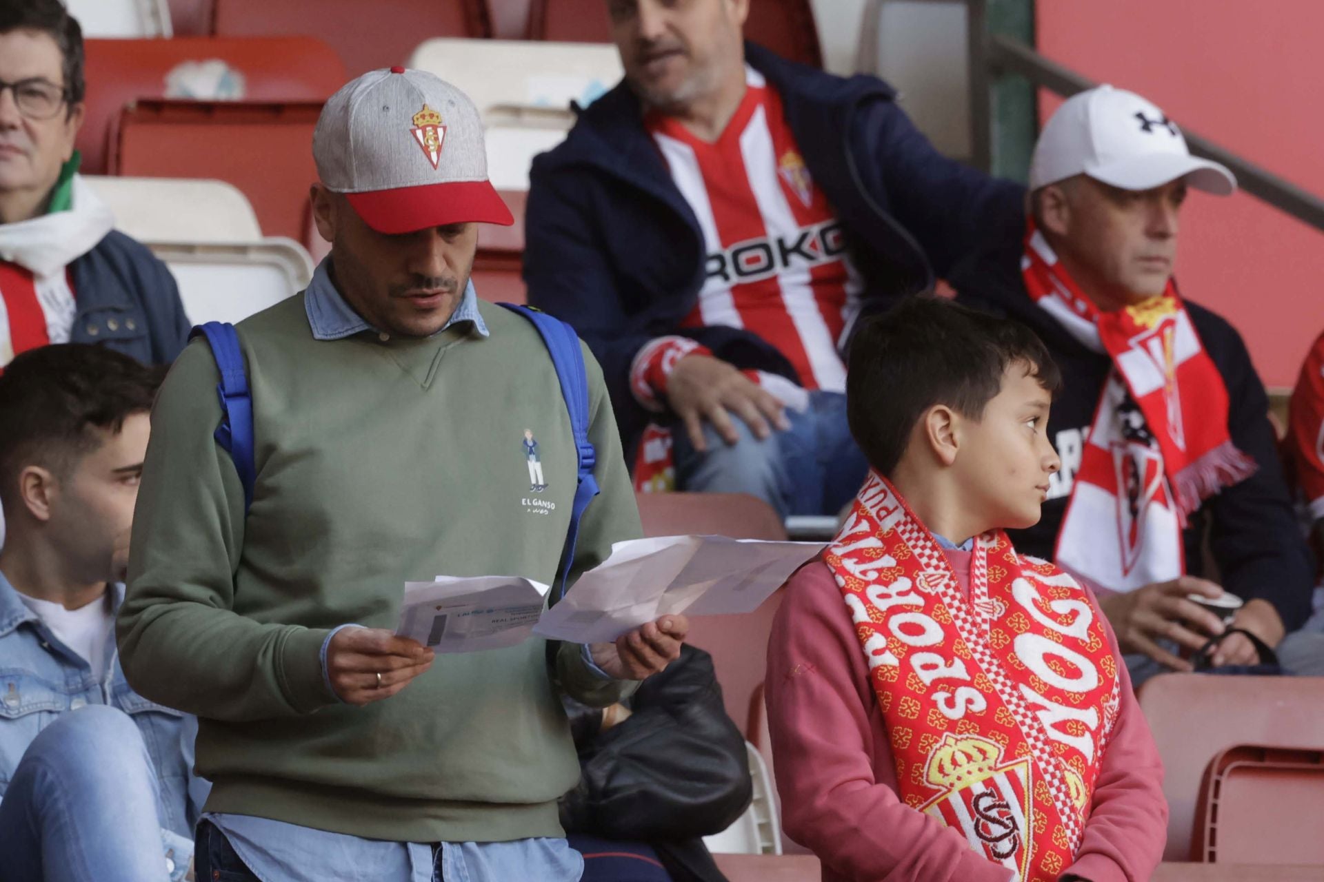 Fotos: ¿Estuviste en el Sporting - Cádiz en El Molinón? ¡Búscate!