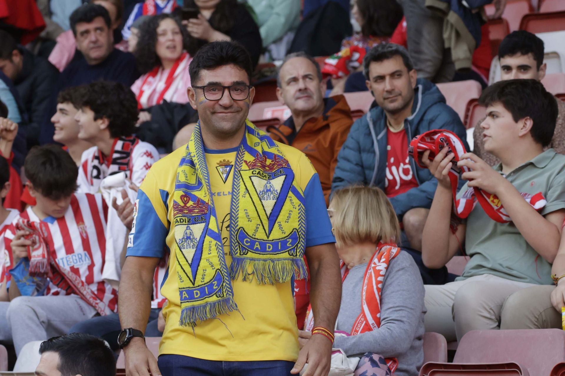 Fotos: ¿Estuviste en el Sporting - Cádiz en El Molinón? ¡Búscate!