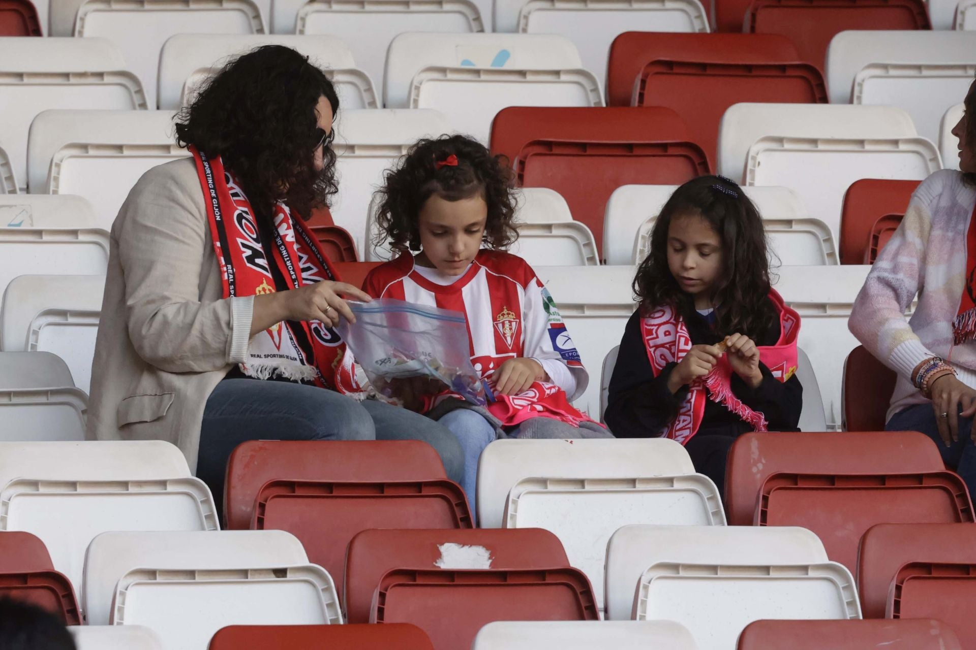 Fotos: ¿Estuviste en el Sporting - Cádiz en El Molinón? ¡Búscate!