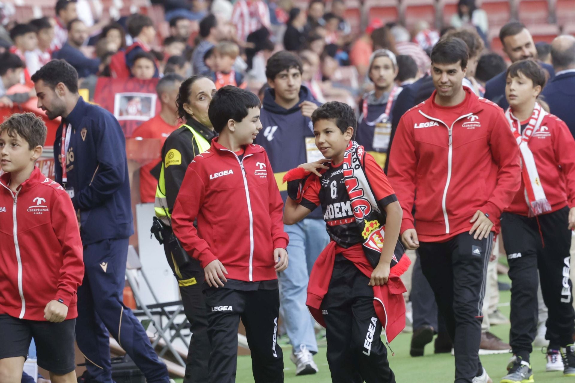 Fotos: ¿Estuviste en el Sporting - Cádiz en El Molinón? ¡Búscate!