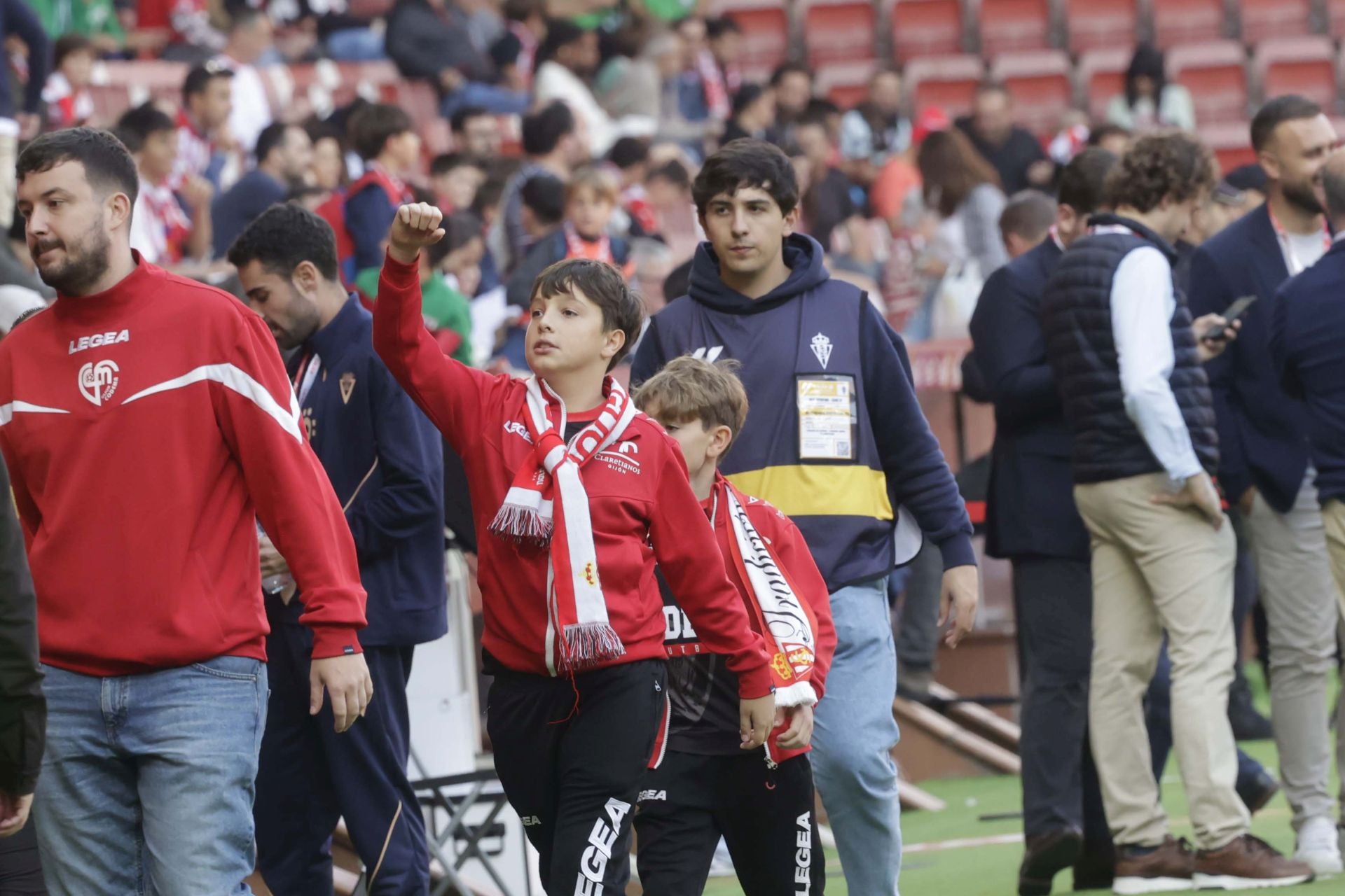 Fotos: ¿Estuviste en el Sporting - Cádiz en El Molinón? ¡Búscate!