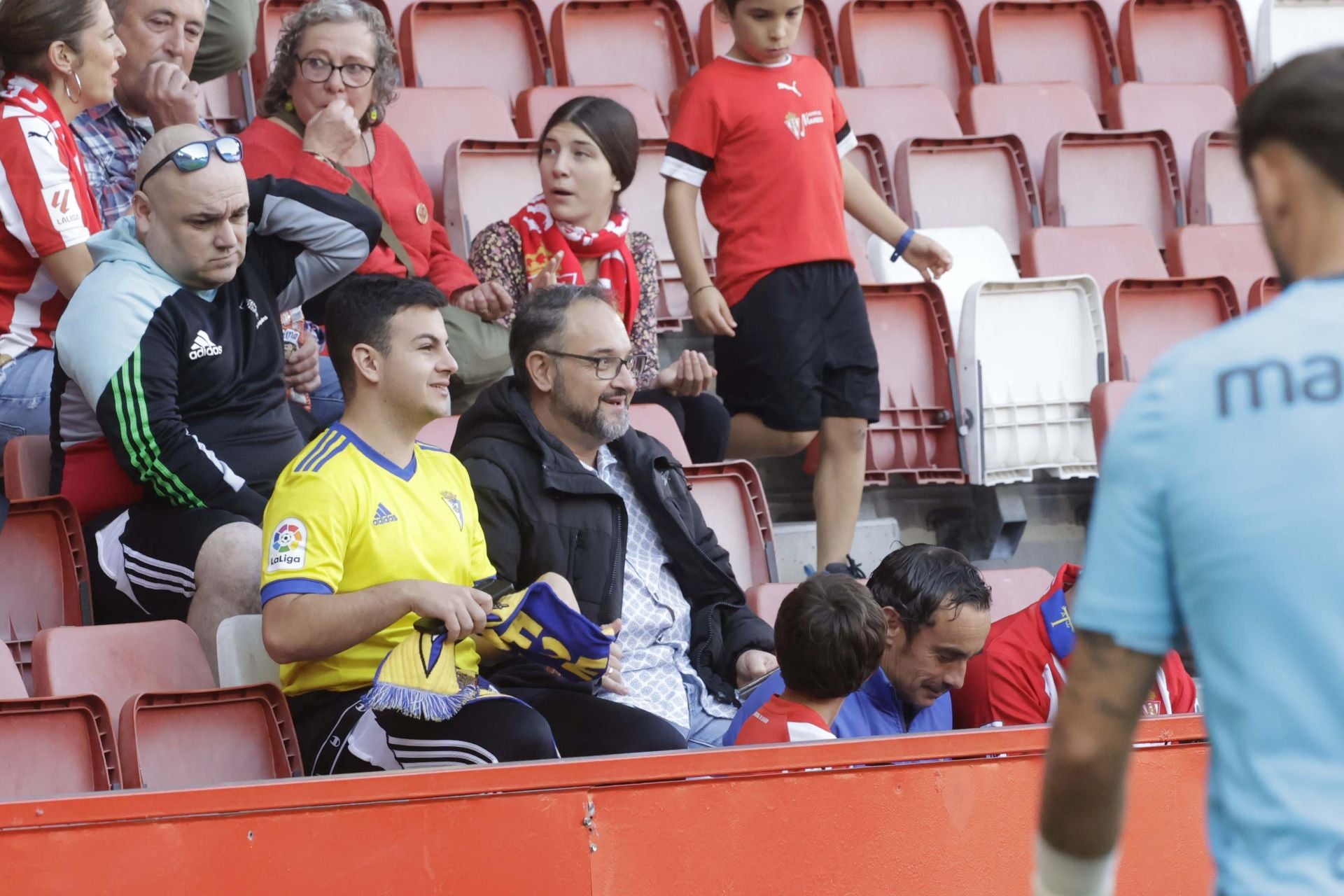 Fotos: ¿Estuviste en el Sporting - Cádiz en El Molinón? ¡Búscate!