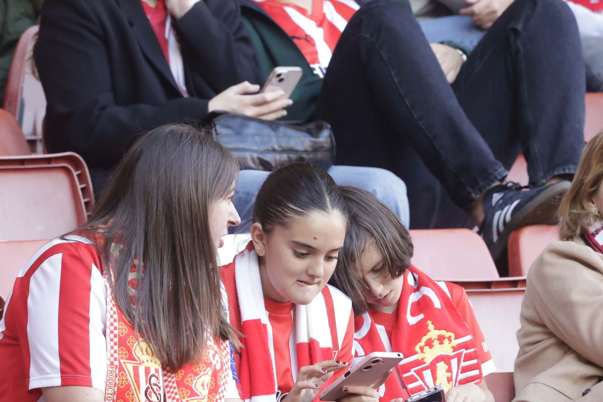 Fotos: ¿Estuviste en el Sporting - Cádiz en El Molinón? ¡Búscate!