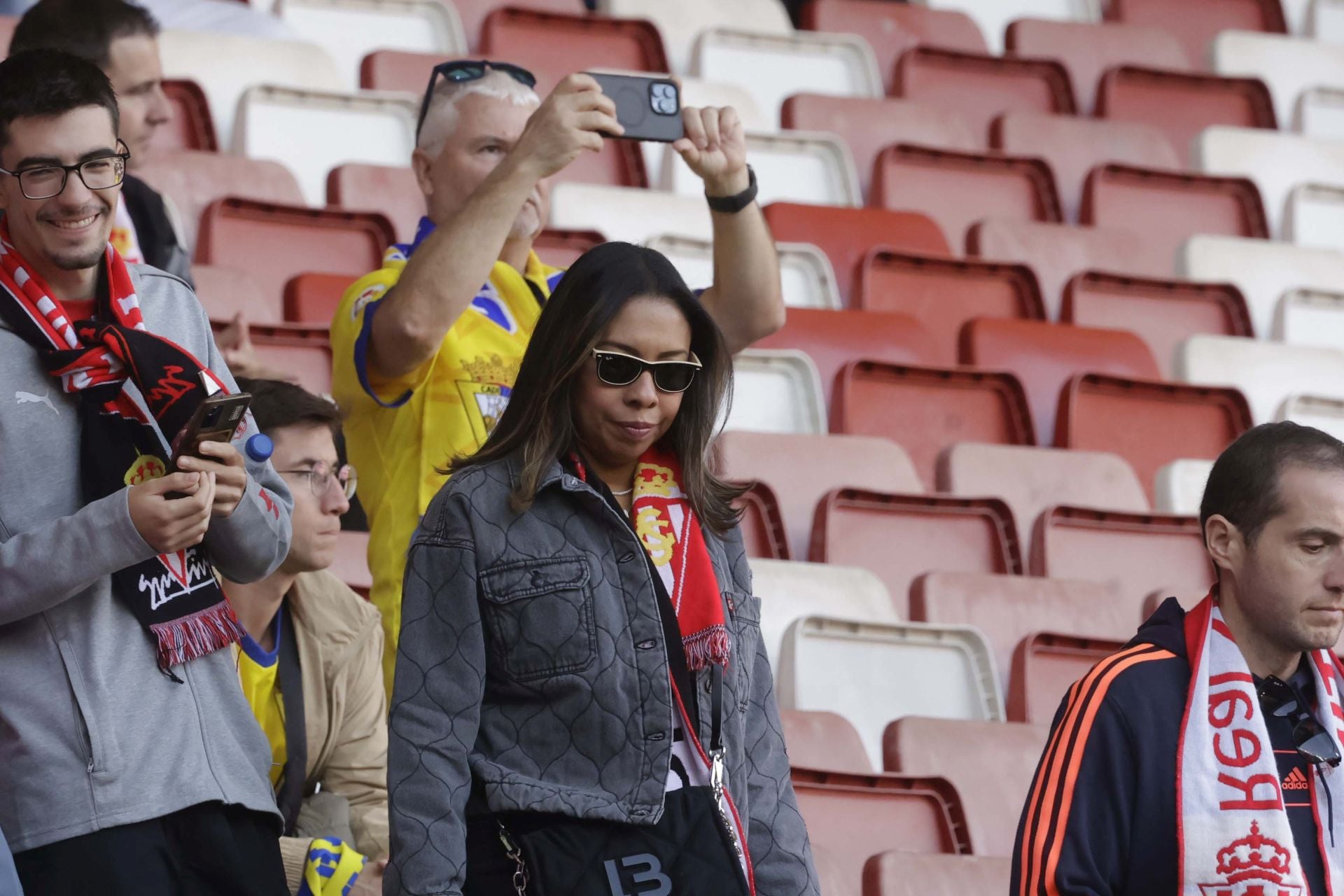 Fotos: ¿Estuviste en el Sporting - Cádiz en El Molinón? ¡Búscate!