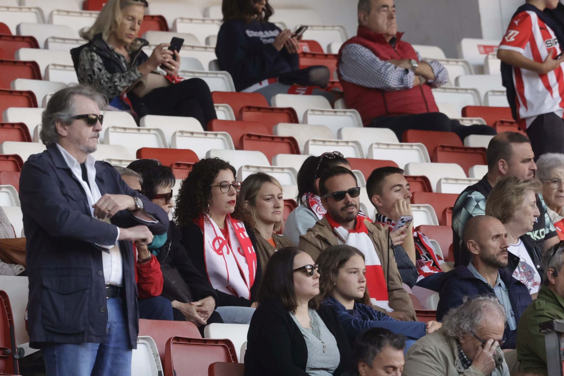 Fotos: ¿Estuviste en el Sporting - Cádiz en El Molinón? ¡Búscate!