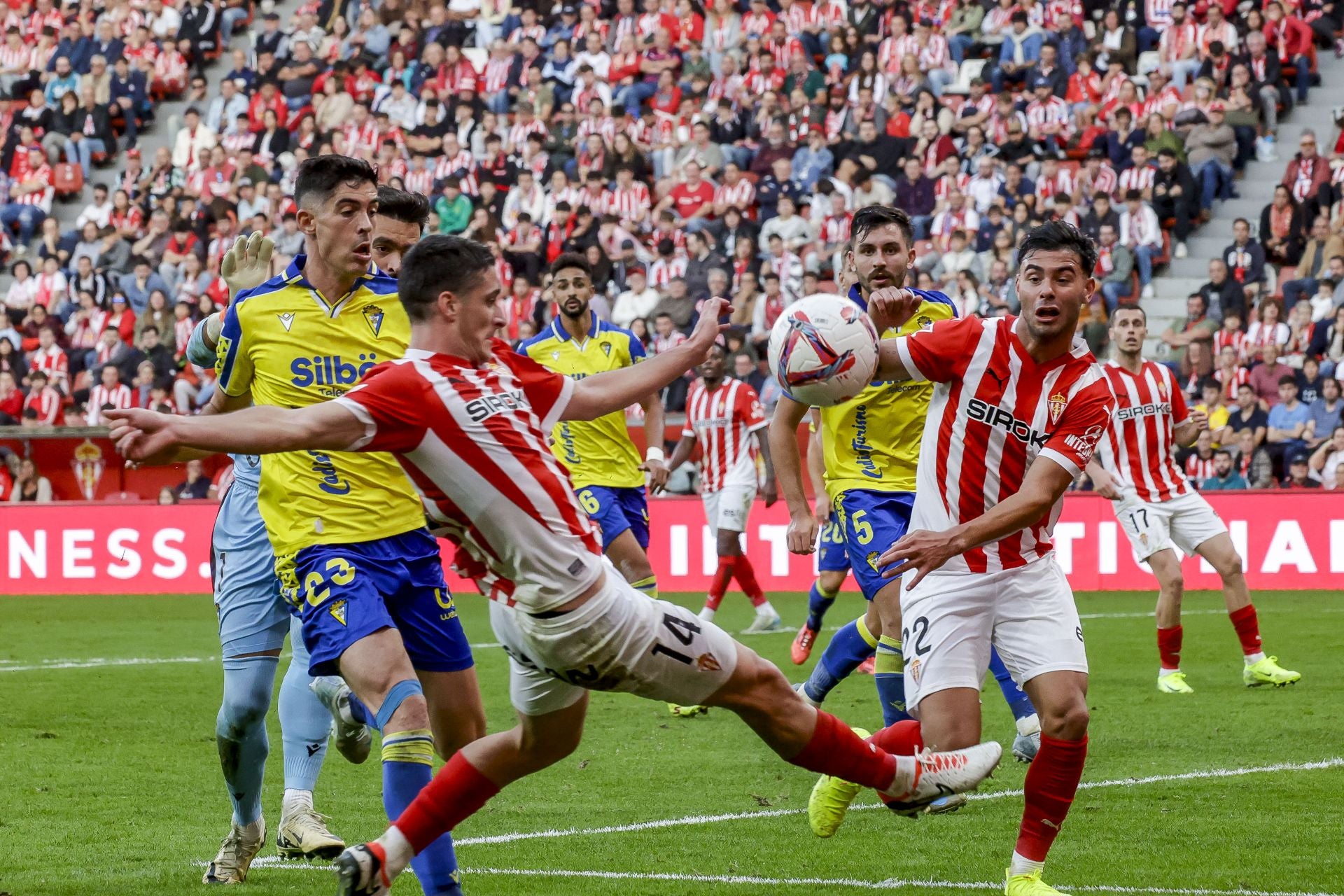 Fotos: Las mejores jugadas del Sporting de Gijón-Cádiz en El Molinón