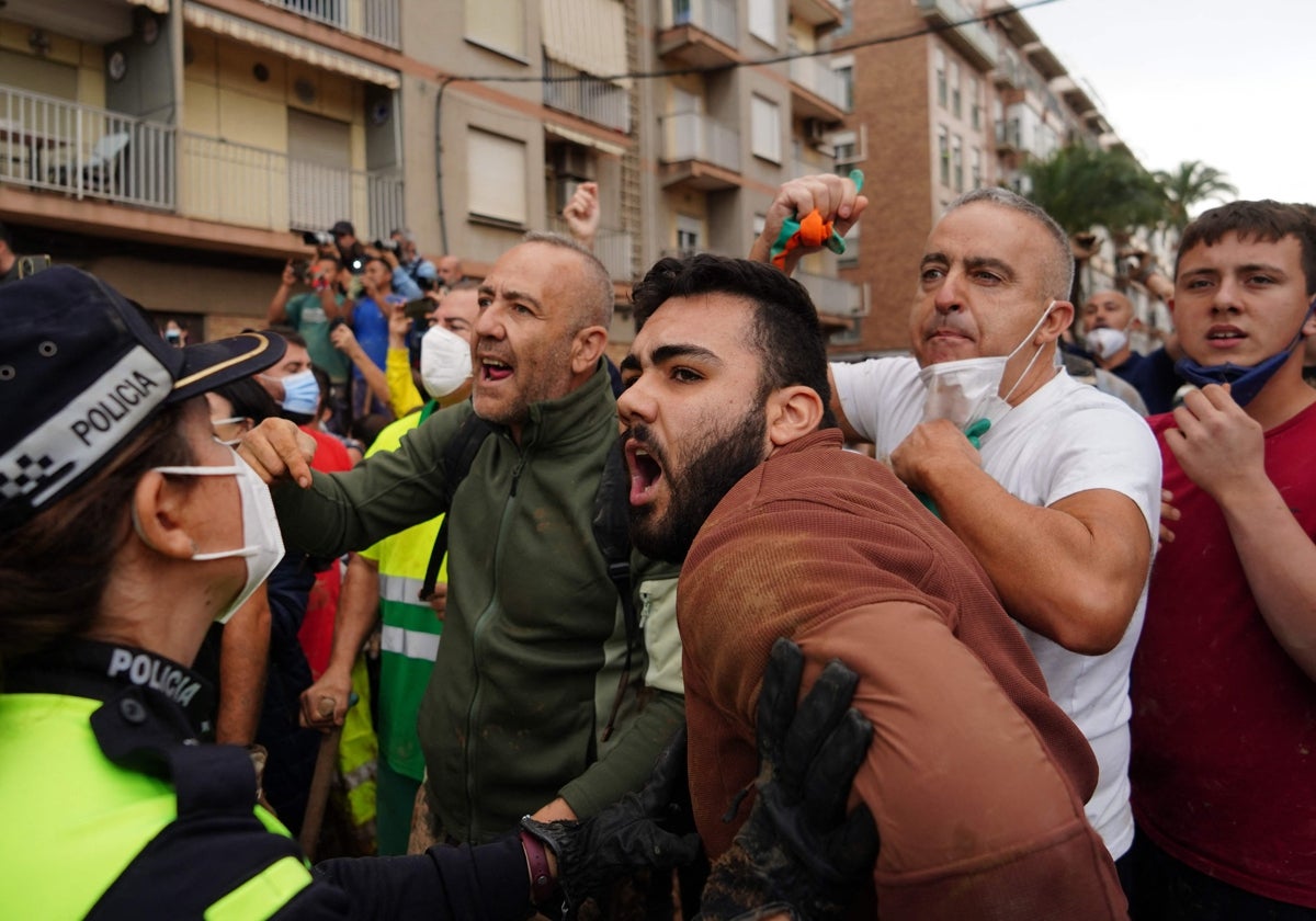 Unos ciudadanos increpan a las autoridades en su visita a Paiporta.