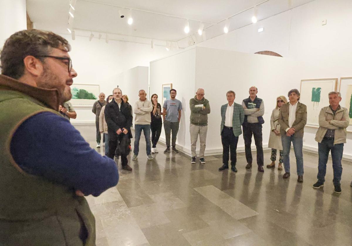 Hugo Fontela, en su cita con el público en la clausura de su exposición en Oviedo.