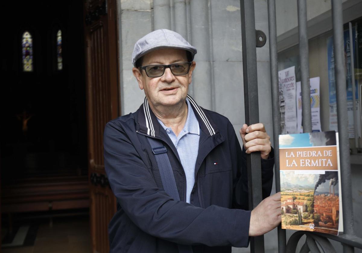 José Antonio Ventoso, con su nueva novela, 'La piedra de la ermita', en Sabugo.