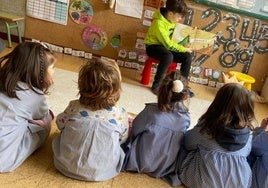 Uno de los talleres del alumnado de Primaria con el de Infantil, en el colegio Maximiliano Arboleya.