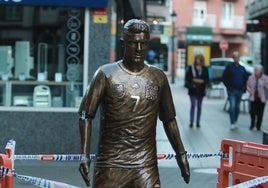 Estatua de David Villa, en La Felguera, con el brazo derecho roto, ayer.