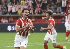 t Diego Sánchez celebra señalando el escudo de la camiseta su gol ante el Castellón.