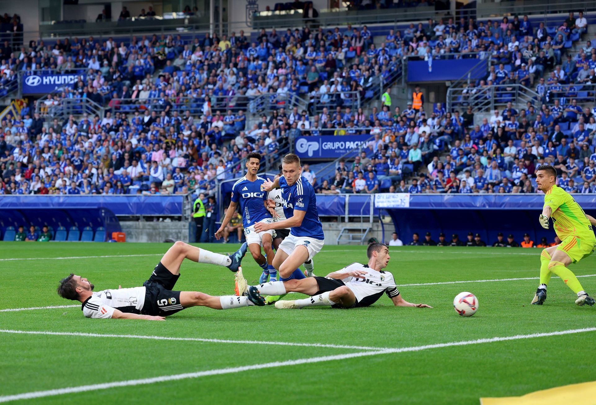 Fotos: Las jugadas del Real Oviedo-Burgos