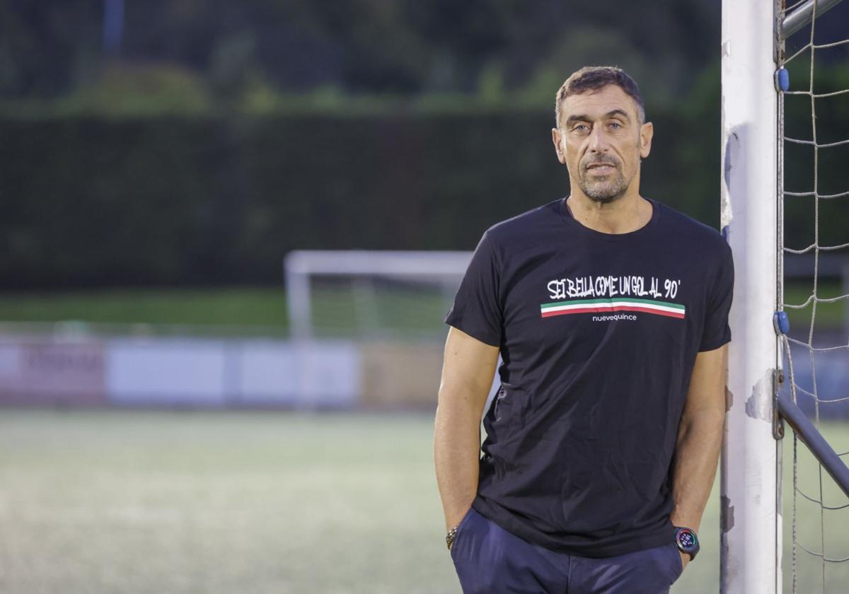 Monchu, exfutbolista del Sporting de Gijón, posando ayer para EL COMERCIO en el campo de Covadonga, donde juega el TSK Roces.