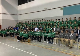 Los equipos de la Universidad de Oviedo posaron en la tradicional foto de familia, en el Polideportivo Universitario en Oviedo.