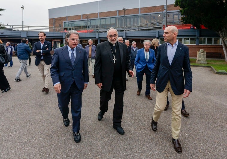 El arzopisbo de Oviedo durante su visita esta tarde a las instalaciones del Grupo Covadonga.