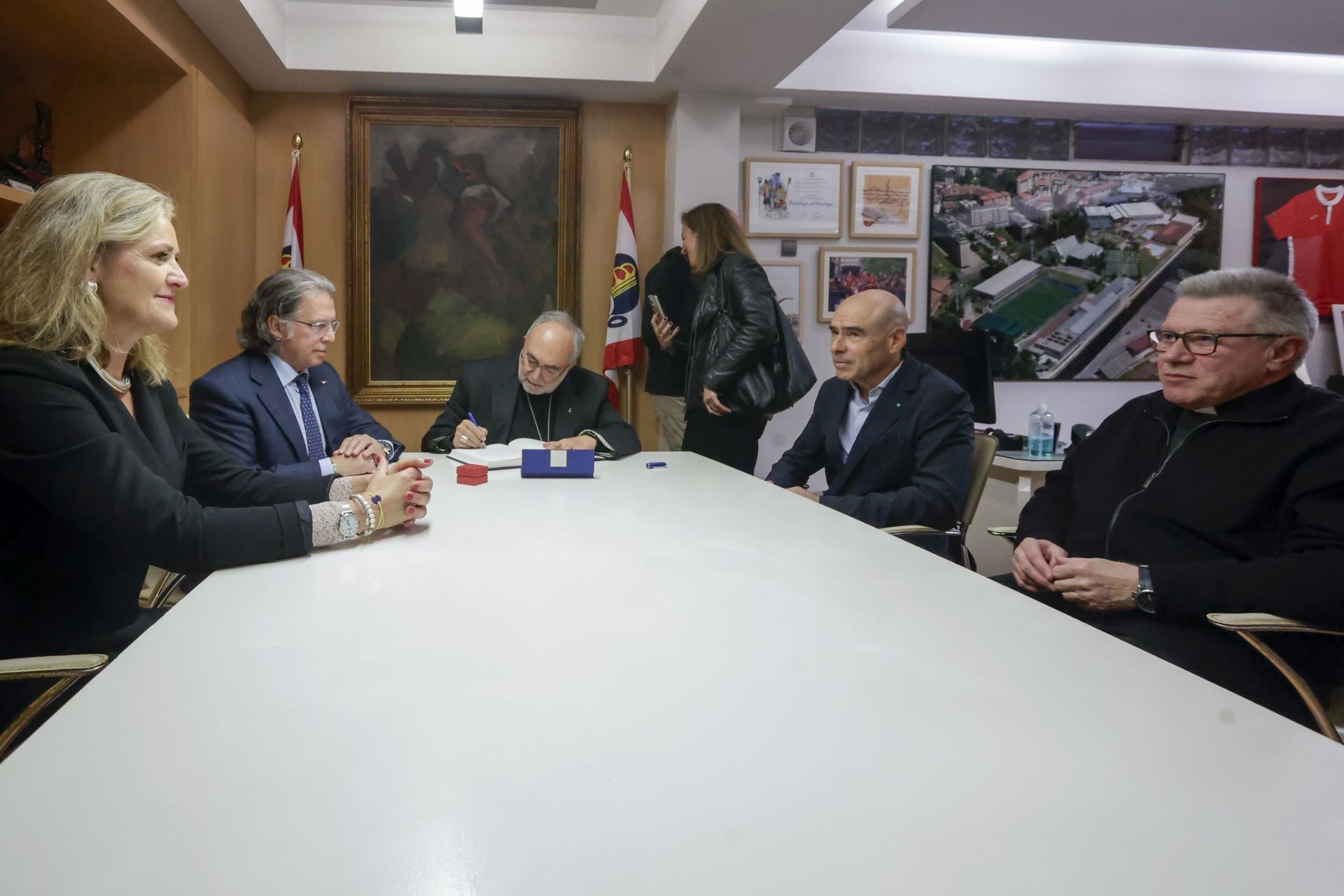 El arzobispo de Oviedo, Jesús Sanz Montes, visita el Grupo Covadonga