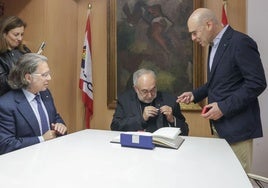 El arzobispo de Oviedo, Jesús Sanz Montes, visita el Grupo Covadonga