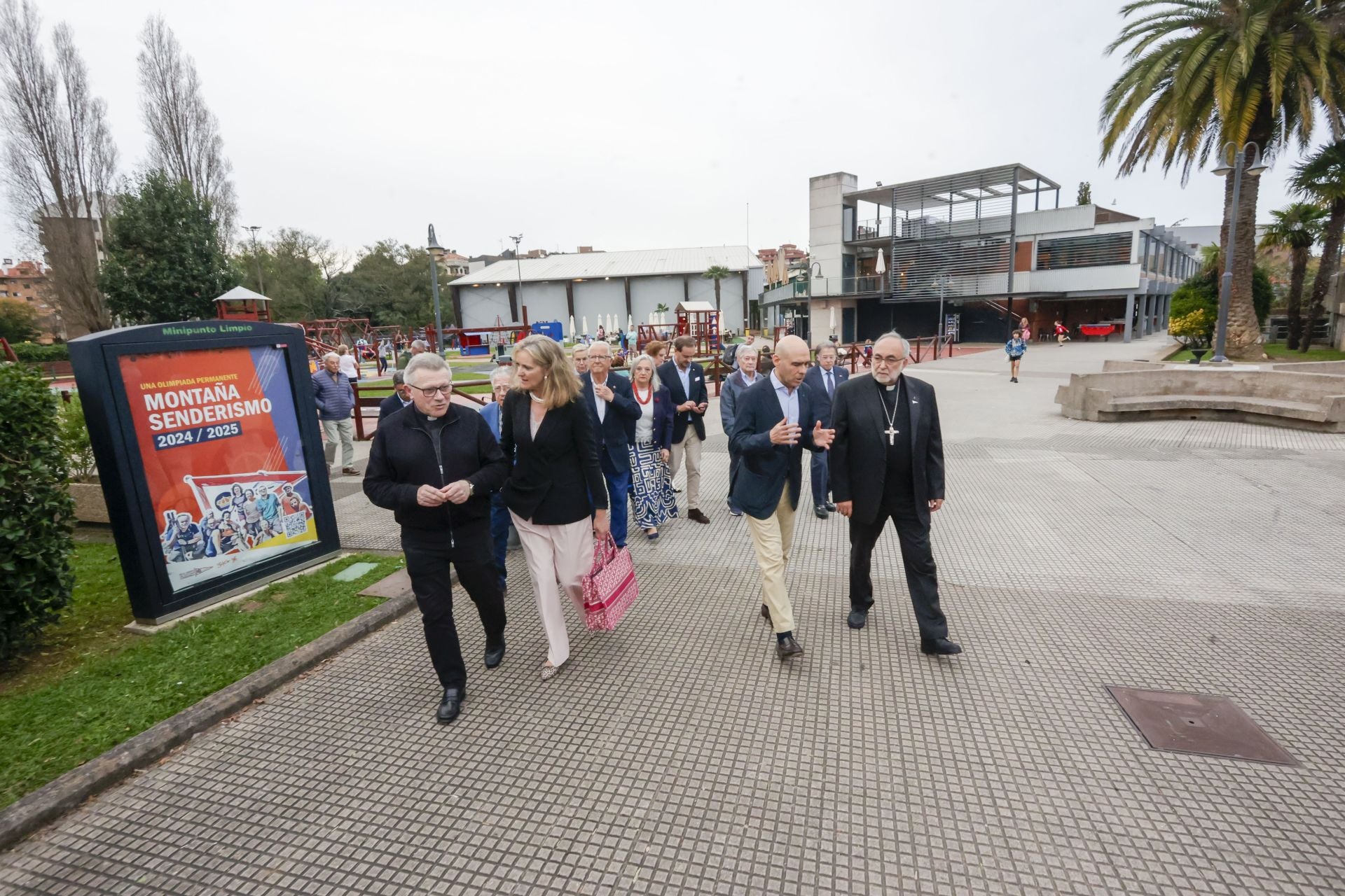 El arzobispo de Oviedo, Jesús Sanz Montes, visita el Grupo Covadonga