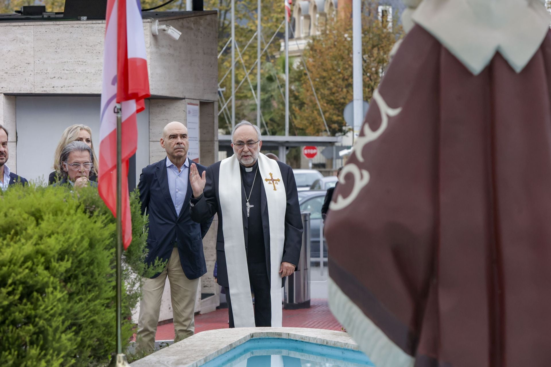 El arzobispo de Oviedo, Jesús Sanz Montes, visita el Grupo Covadonga