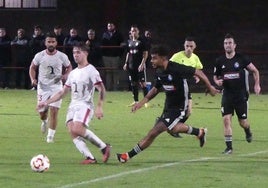 Matheus presiona a un jugador rival durante el partido de ayer.