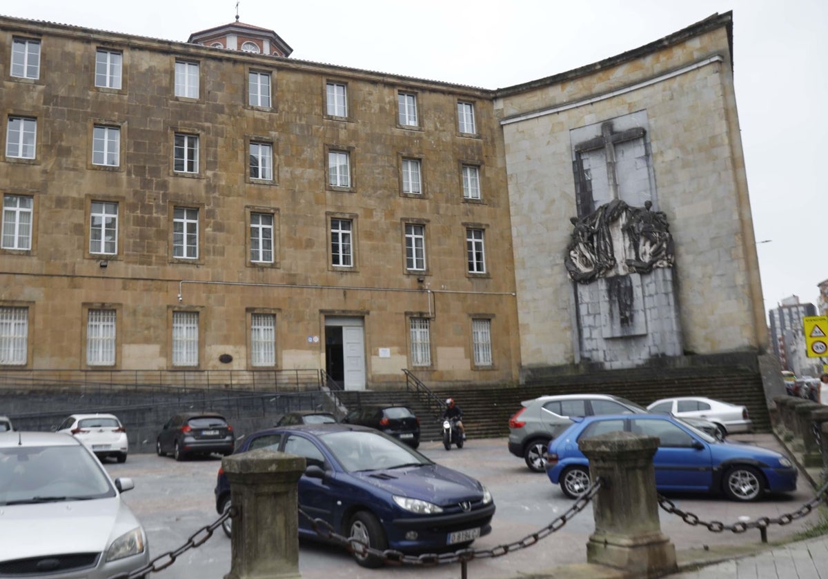 Monumento a los 'héroes del Simancas', en el colegio de la Inmaculada de Gijón.