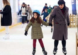 Dos patinadoras en la pista instalada pasadas navidades en Oviedo, en el Campo San Francisco.