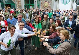 Alcaldes y representantes municipales en un escanciado simultáneo a las puertas del Museo de la Sidra para respaldar la candidatura de la cultura sidrera regional a Patrimonio Inmaterial de la Humanidad