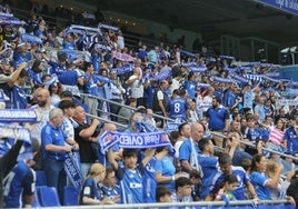 Aficionados del Real Oviedo, en el Carlos Tartiere.