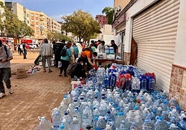 Vecinos de San Esteban repartiendo productos de primera necesidad y comida a pie de calle.