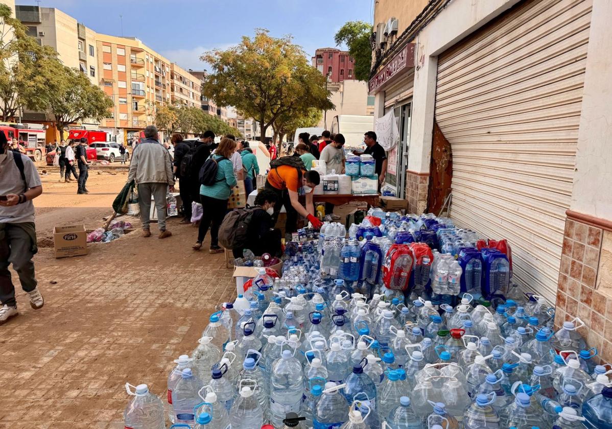 Vecinos de San Esteban repartiendo productos de primera necesidad y comida a pie de calle.