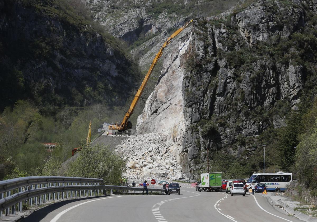 Un argayo mantuvo cortada la carretera AS-117 en Caso durante semanas en 2018.