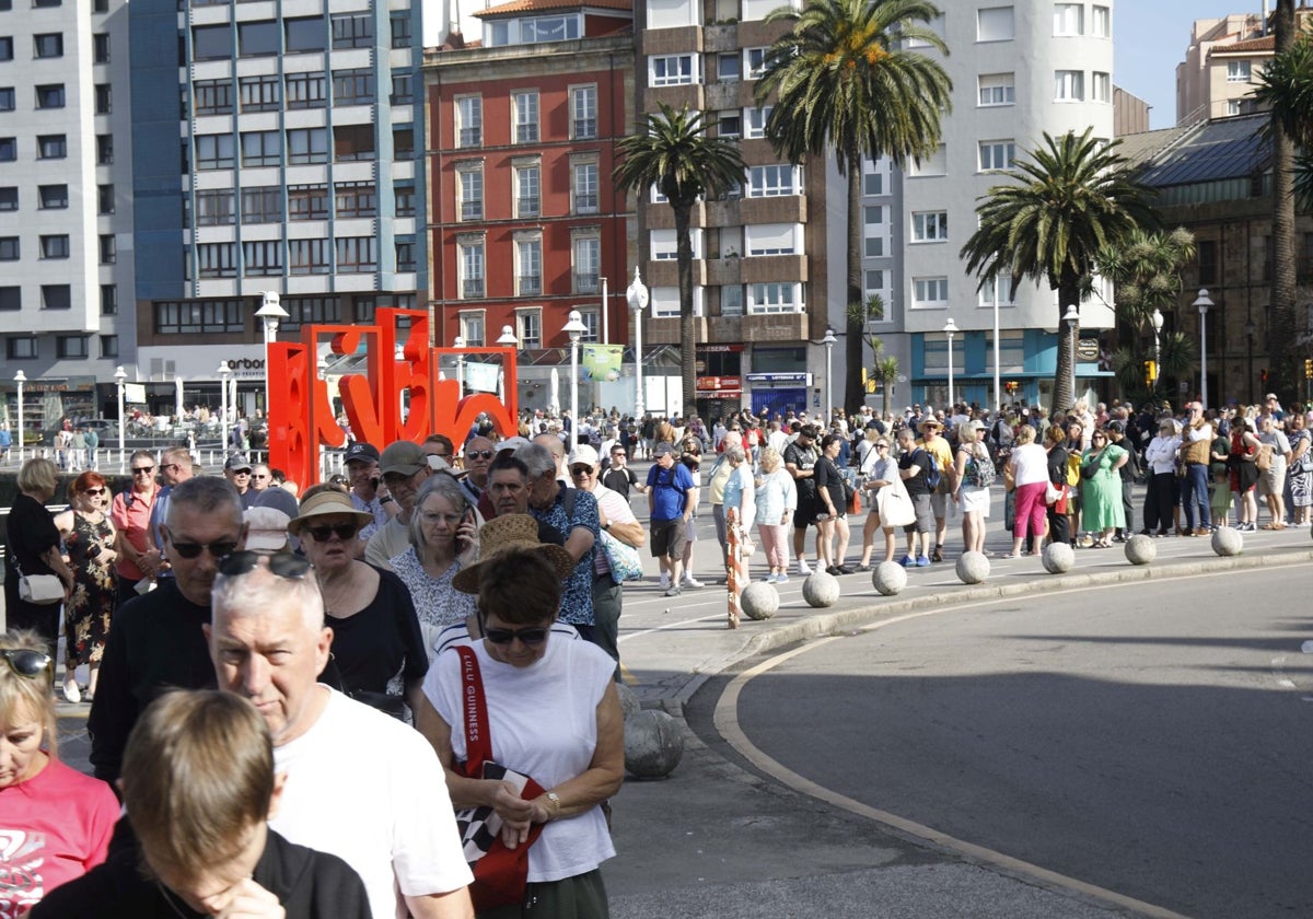 Larga cola de cruceristas, el pasado viernes, día festivo, en los Jardines de la Reina.