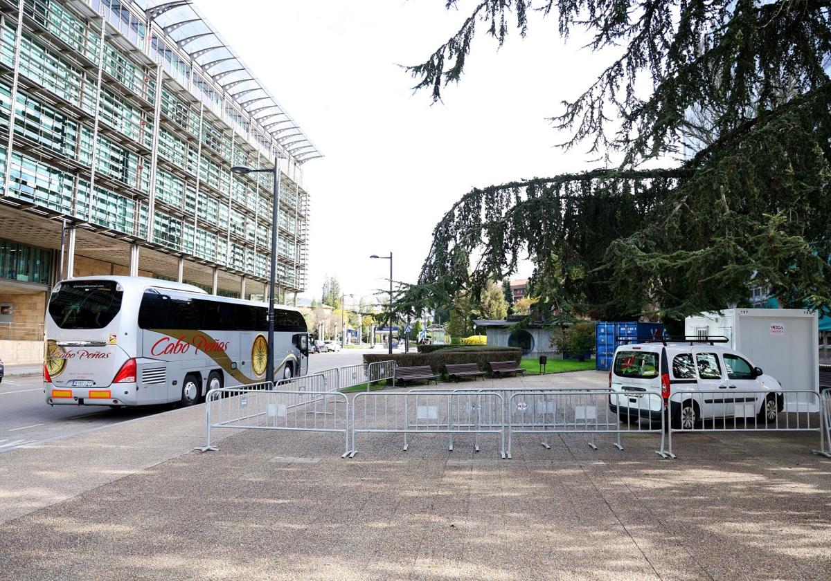 Recinto perimetrado para iniciar las obras del intercambiador de Llamaquique, en el centro de Oviedo.