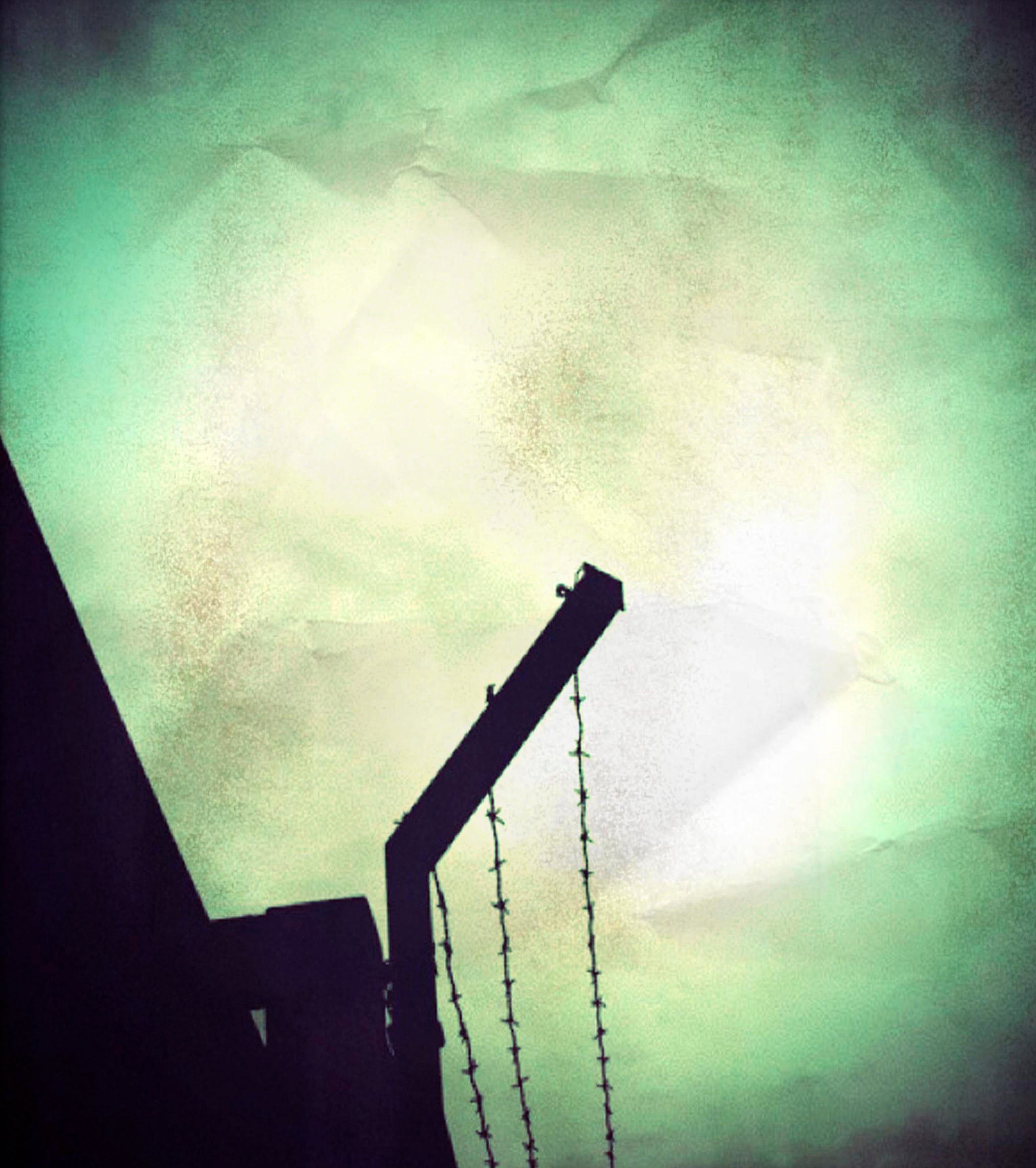 Una de las evocadoras imágenes de Pedro Timón que conducen al horror pasado de los campos de concentración.