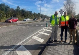 A la derecha, el alcalde de Siero, Ángel García, junto al vial que será el nuevo eje comercial y de servicios junto a Parque Principado.