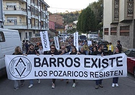 Más de un centenar de vecinos fueron caminando de Barros a Sama para reclamar mejoras.
