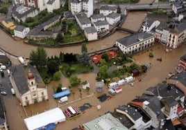 Inundaciones en la villa de Vegadeo tras las lluvias torrenciales de 2010 que provocaron el desbordamiento de los ríos Suarón y Monjardín.