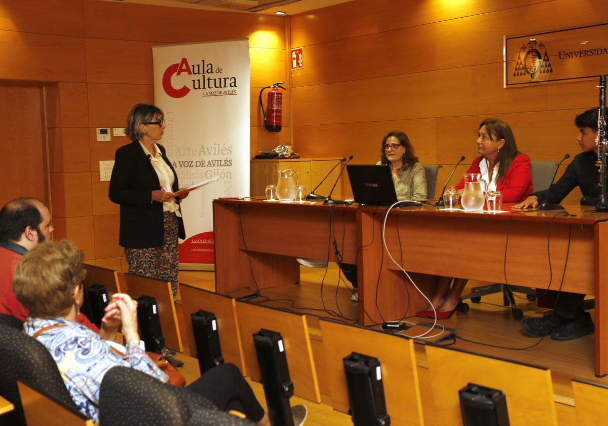 Berta Rivas López, Mercedes García y Misael Fernández, durante el encuentro en el Aula de Cultura de LA VOZ DE AVILÉS.