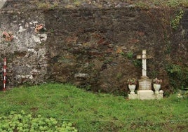 Fosa en el cementerio de La Caridad, donde se espera localizar los restos de las hermanas Maura, Luz y Mercedes Ferrer Díaz.