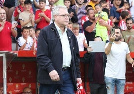 Enzo Ferrero, en el césped de El Molinón, durante la presentación de los fichajes en 2022.